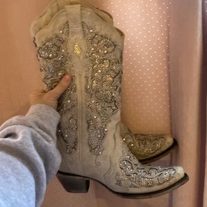 Corral white boots size 7. Worn once.